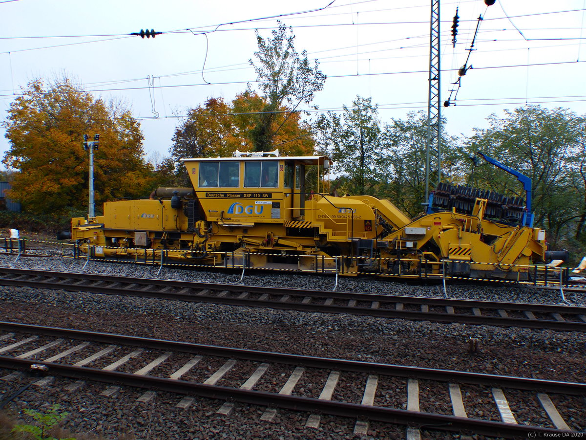 Am 10. November 2019 rangiert die Schotterverteil und -profiliermaschine vom Typ SSP 110 SW (Plasser & Theurer) mit der Beriebsnummer 99 80 9425 053-2 im Bahnhof Darmstadt-Eberstadt zur Startposition. Es gilt eine ausgetauchte Weiche im Gleis 1 zu richten und zu stopfen.