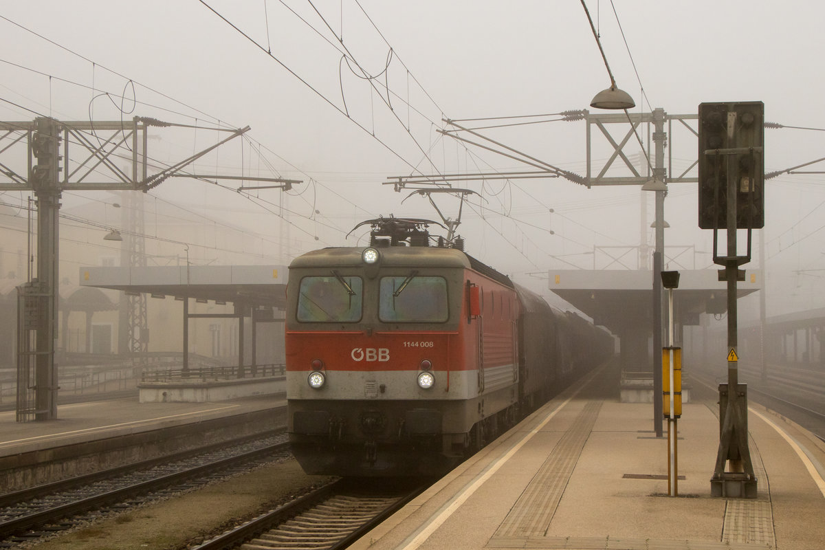 Am 10. Oktober 2018 war auf dem Hbf Wels noch etwas Frühnebel unterwegs. 1144 008-0 stört das wohl eher weniger. 