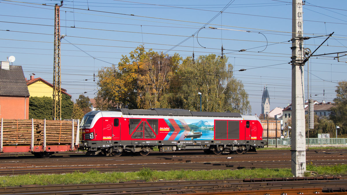Am 10. Oktober 2018 zeigt sich 247 905-3 von ihrer besten Seite, nämlich von der Seite. Denn da sieht man das Werbebild eines bekannten oberösterreichischen Gewässers. Die Aufnahme stammt vom Hbf Wels. 
