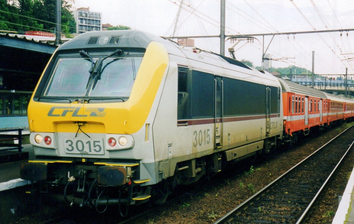 Am 10 September 1999 steht CFL 3015 in Lüttich-Guillemins.