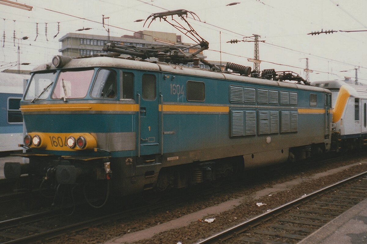 Am 10 September 1999 steht NMBS/SNCB 1604 mit der Int.422 nach Oostende in Aachen Hbf. Mit acht Exemplaren waren die HLE16 eingesetzt f�r die TEE und sp�ter EC Z�ge zwischen Belgien, Frankreich und Deutschland. Mit der Indienststellung der Reihen 13 und 18 und der Aufstieg des Thalys Hochgeschwindigkeitsverkehr wurde das Zeitalter der von die Belgische Mehrsystembaureihen 15, 16 und 18 (Alsthom)  Starz�ge ab 1996 beendet.