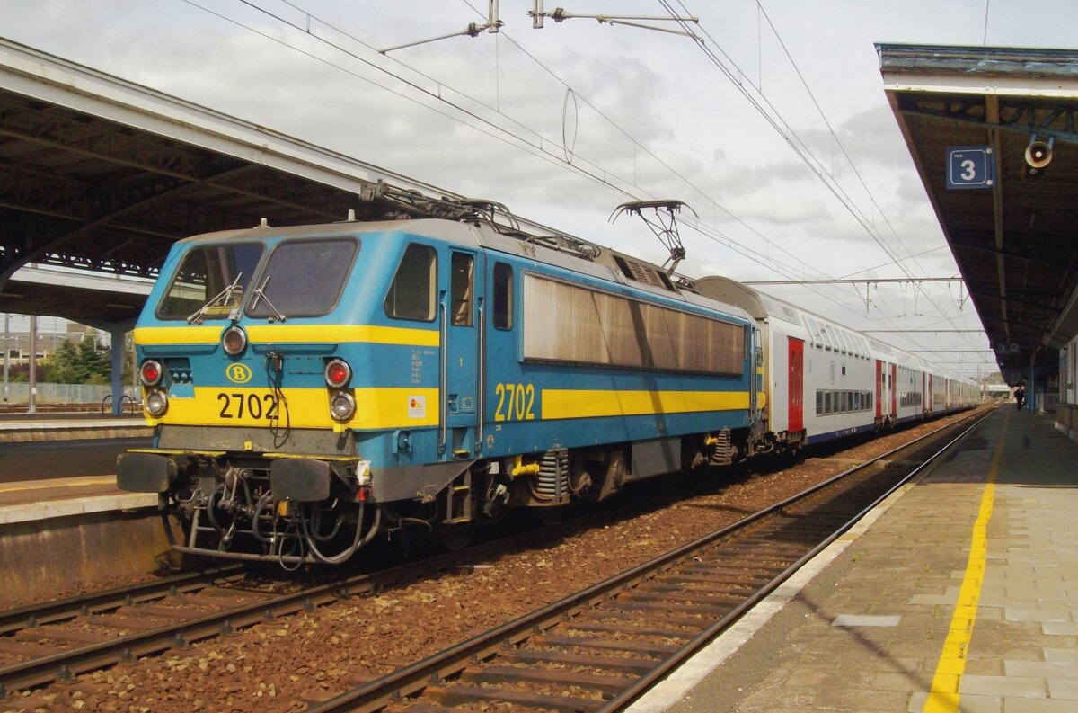 Am 10 September 2009 steht 2702 mit ein IC nach Lüttich-Guillemins in Mons.