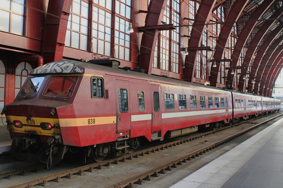 Am 10 September 2009 steht NMBS 838 in Antwerpen Centraal und hat noch die Originallampen.