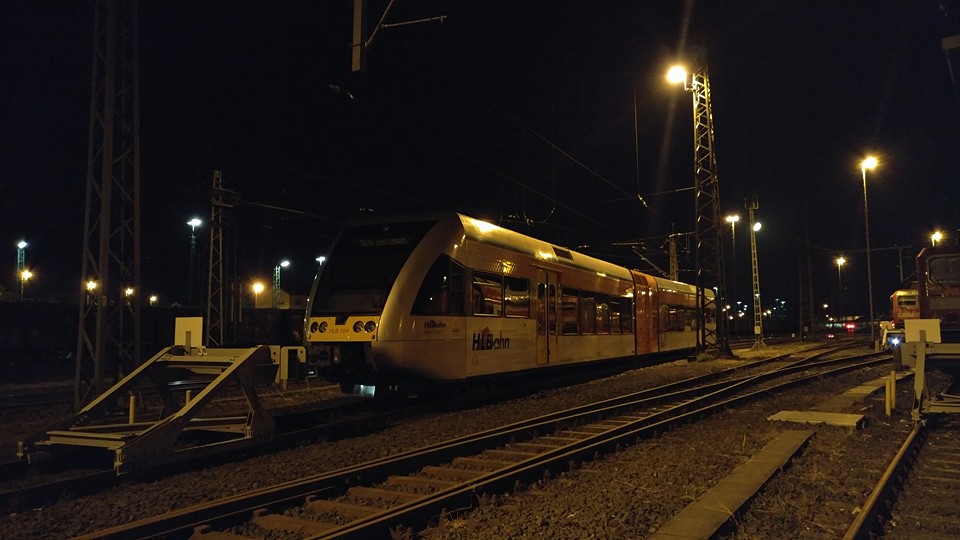 Am 10. September 2016 stand HLB VT 124 kurz vor Mitternacht wie gewohnt in der Abstellung in Limburg. Die Weiche im Bild gehört übrigens zu zwei toten Gleisen. Der Rest des Gleises wurde demontiert um mehr Parkplätze für die Mitarbeiter der Bahngesellschaften und des Kaufhauses zu schaffen.

Das Bild wurde durch den Zaun von einem öffentlich zugänglichen Parkplatz fotografiert.