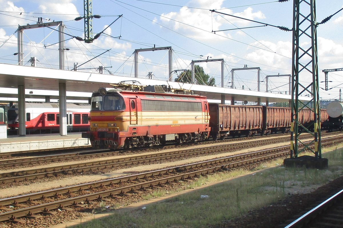 Am 10 September 2018 durchfahrt ein Leerkohlezug mit 240 126 Kelenföld.