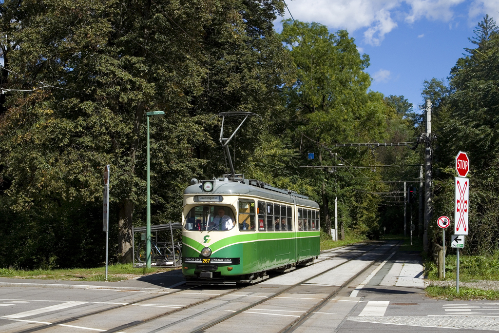 Am 10. September 2022 ist TW 267 als Zubringer zum Saisonfest des Tramway Museum Graz unterwegs und konnte in St. Johann auf der Fahrt zur Laudongasse festgehalten werden.
Liebe Grüße an den Fahrer!