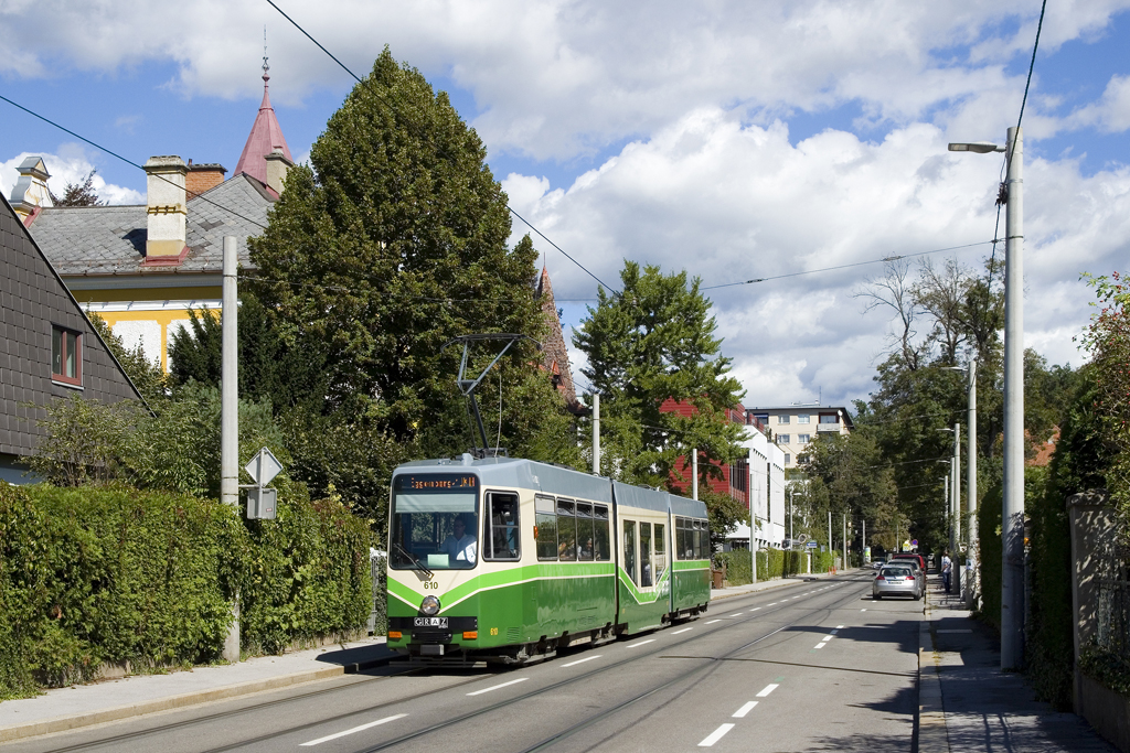 Am 10. September 2022 war TW 610 auf der Linie 1 unterwegs und konnte auf der Fahrt in Richtung Eggenberg/UKH in der Auersperggasse festgehalten werden. 