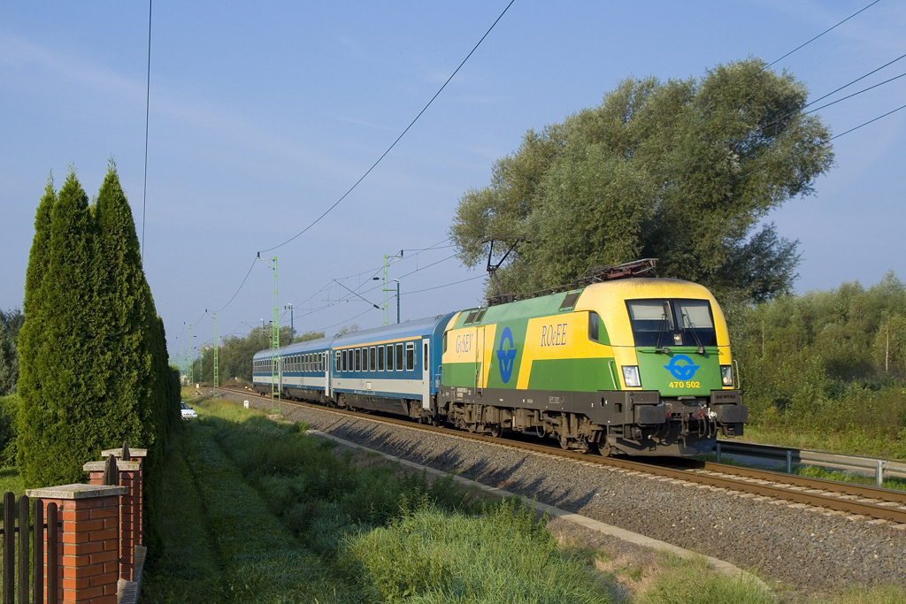 Am 10. September ist 470 502 mit dem IC 917  RÁBA  (Graz Hbf - Budapest keleti pu.) unterwegs und konnte kurz nach passieren der Lafnitzbrücke bei Szentgotthárd festgehalten werden. 