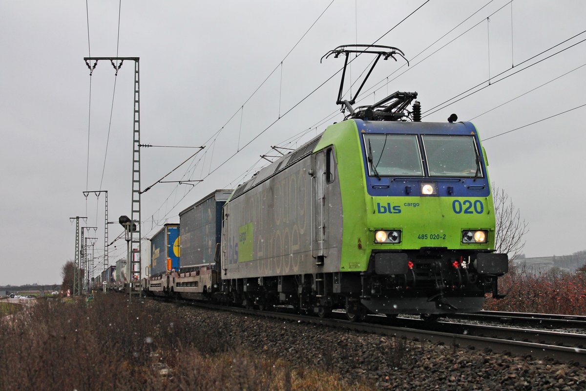 Am 10.01.2019 bespannte die Re 485 020-2 den  Cargo Beamer -KLV (Kaldenkirchen - Domodossola), als diese bei leichtem Schneefall nördlich von Müllheim (Baden) in Richtung Schweizer Grenze fuhr.