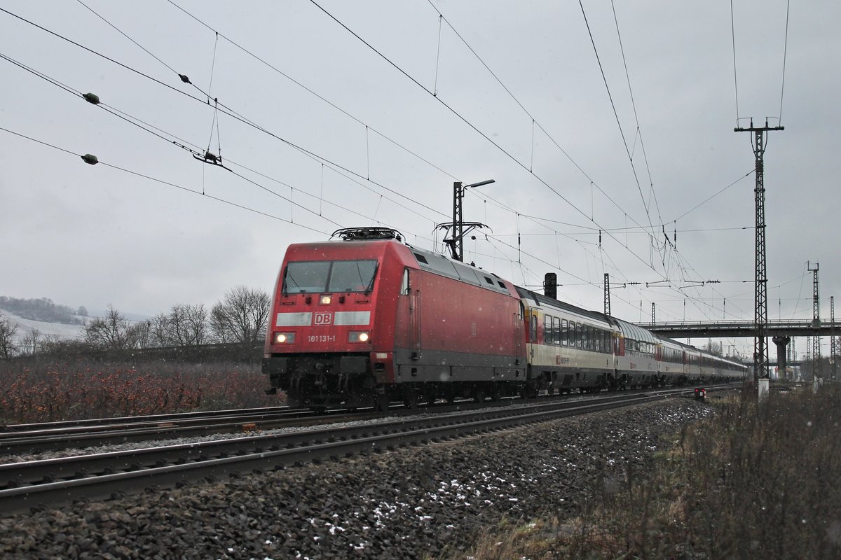 Am 10.01.2019 bespante die 101 131-1 den EC 8 (Zürich HB - Hamburg Altona), als sie bei leichtem Schneefall nördlich von Müllheim (Baden) über die Rheintalbahn in Richtung Freiburg (Breisgau) fuhr.