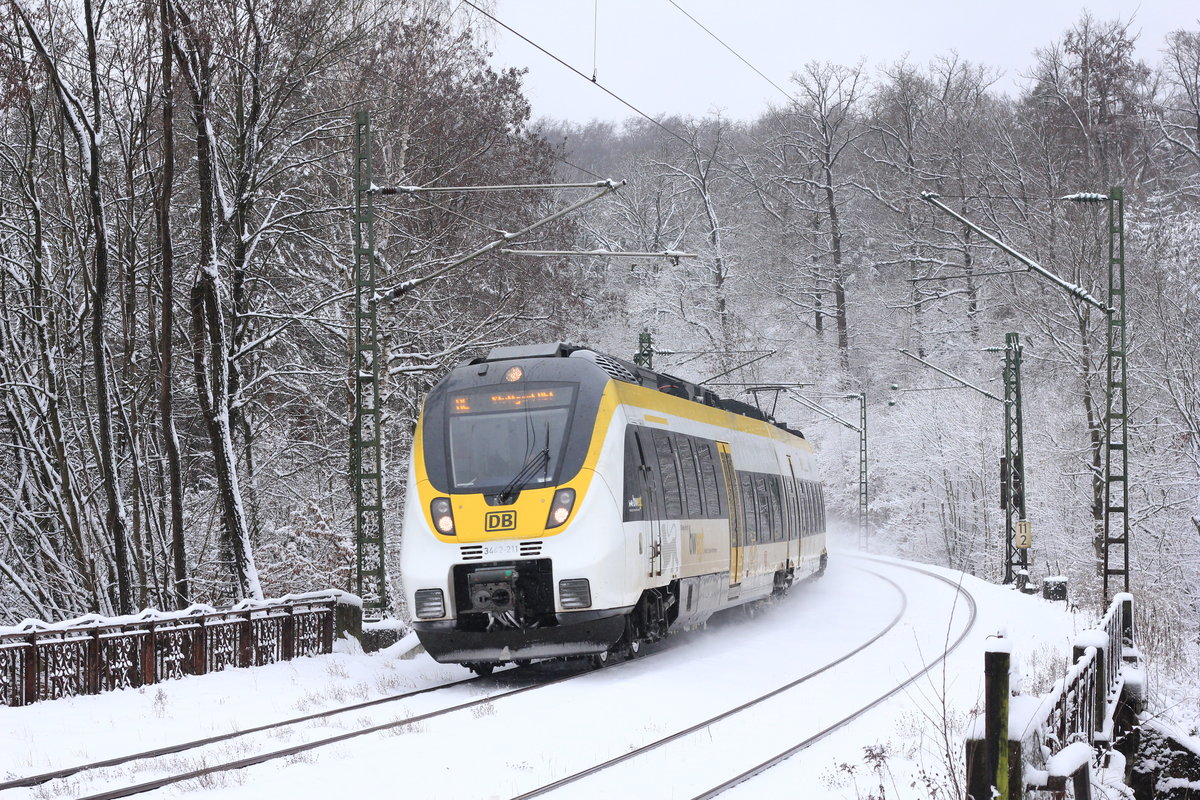 Am 10.01.2019 fährt 442 211 mit einem weiteren Hamster als RE aus Rottweil/Freudenstadt seinem Ziel Stuttgart Hbf entgegen. Aufgenommen in der Nähe des ehemaligen Haltepunkts Dachswald. 