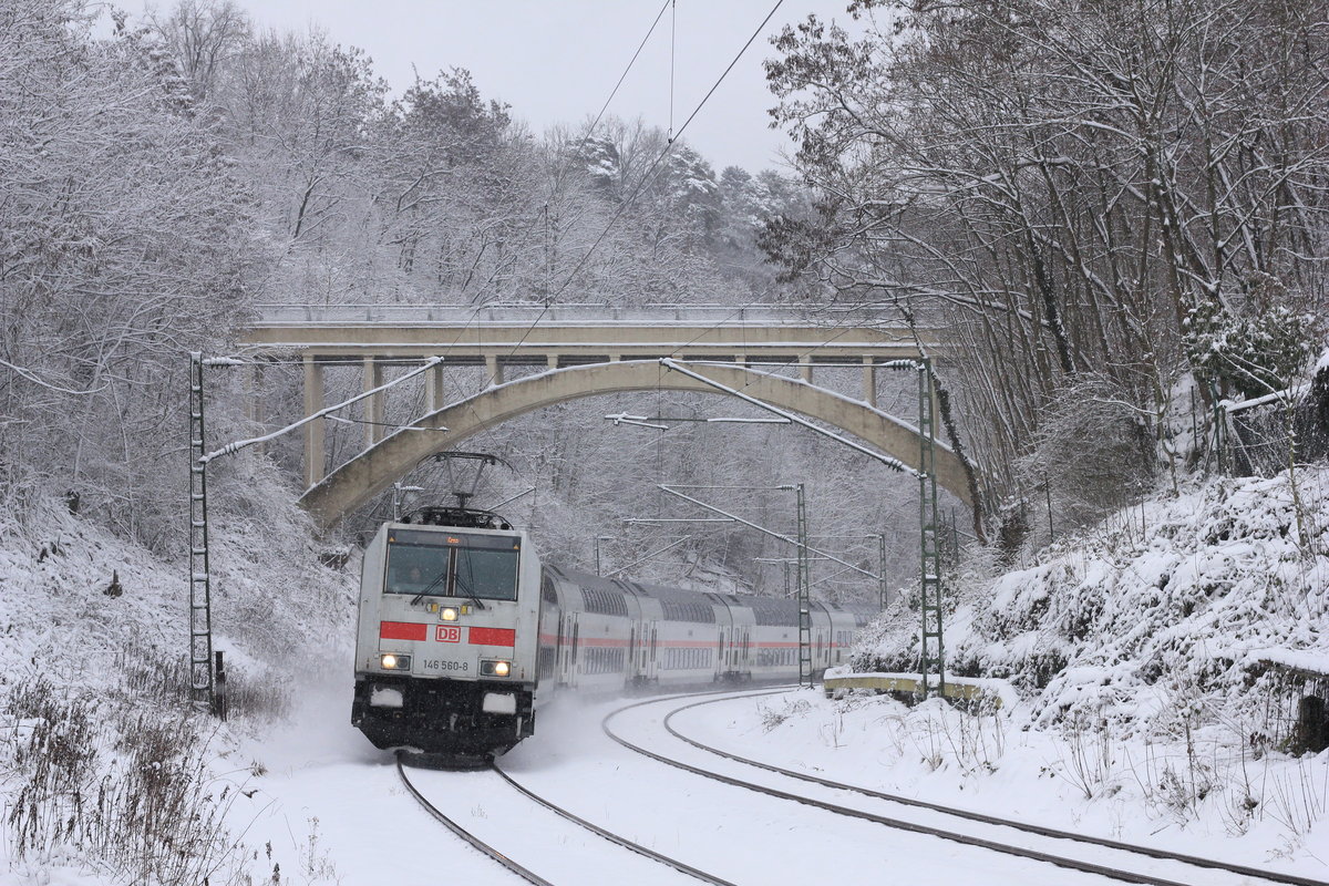 Am 10.01.2019 zieht 146 560 IC/RE Stuttgart-Singen über die Stuttgarter Panoramabahn durch den ehemaligen Haltepunkt Wildpark. 