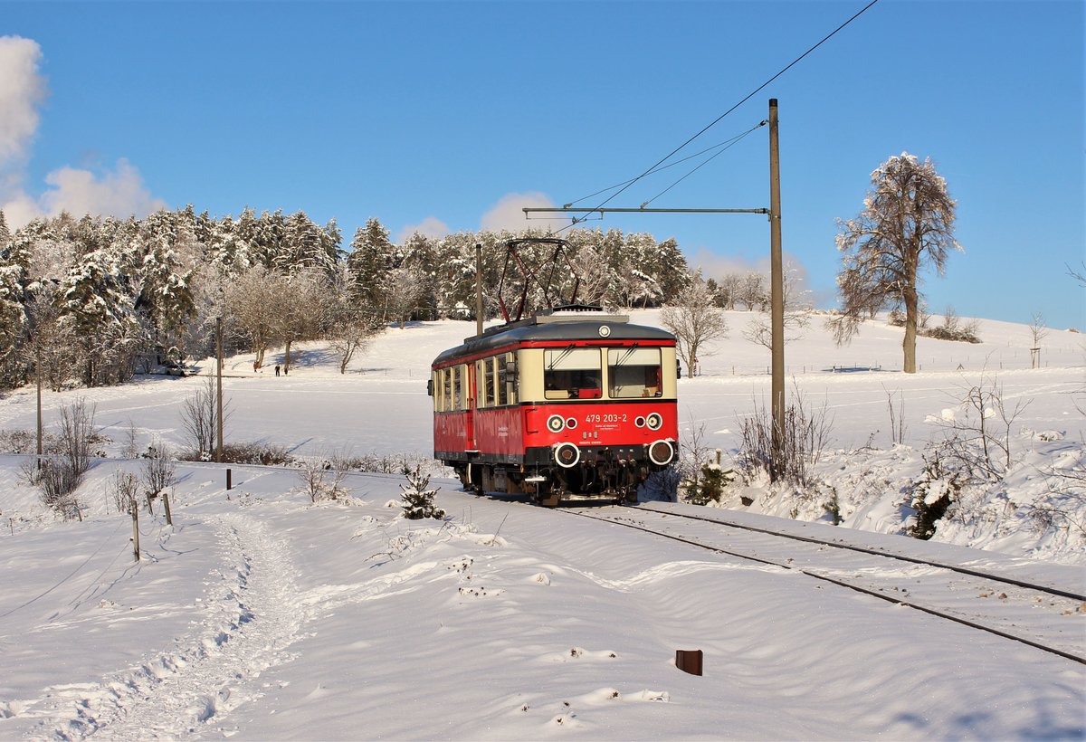 Am 10.01.21 wurde die Thüringer Bergbahn besucht. Es ging an die Flachstrecke Lichtenhain-Cursdorf. 479 203 hatte Dienst und ist bei Lichtenhain Richtung Cursdorf zu sehen.