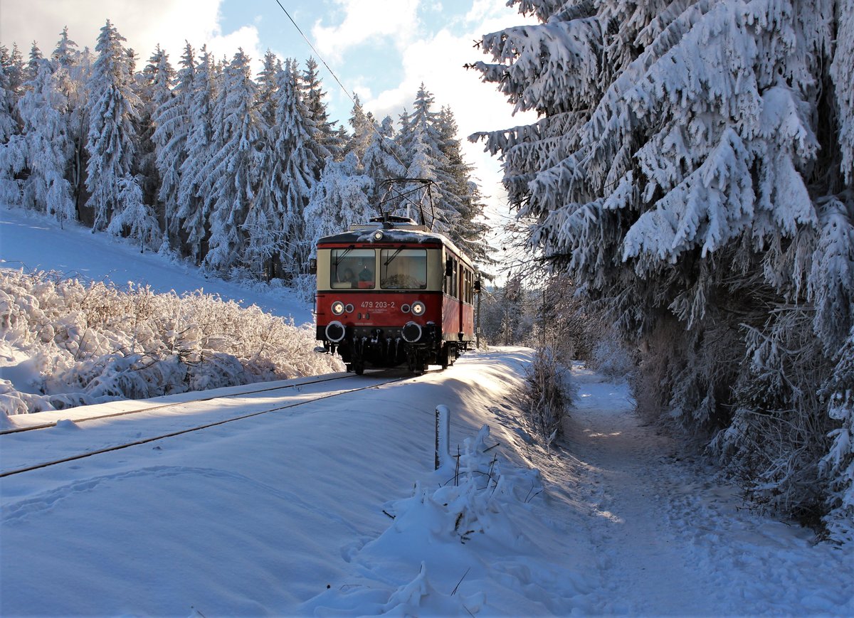 Am 10.01.21 wurde die Thüringer Bergbahn besucht. Es ging an die Flachstrecke Lichtenhain-Cursdorf. 479 203 hatte Dienst und ist bei Lichtenhain von Cursdorf kommend.