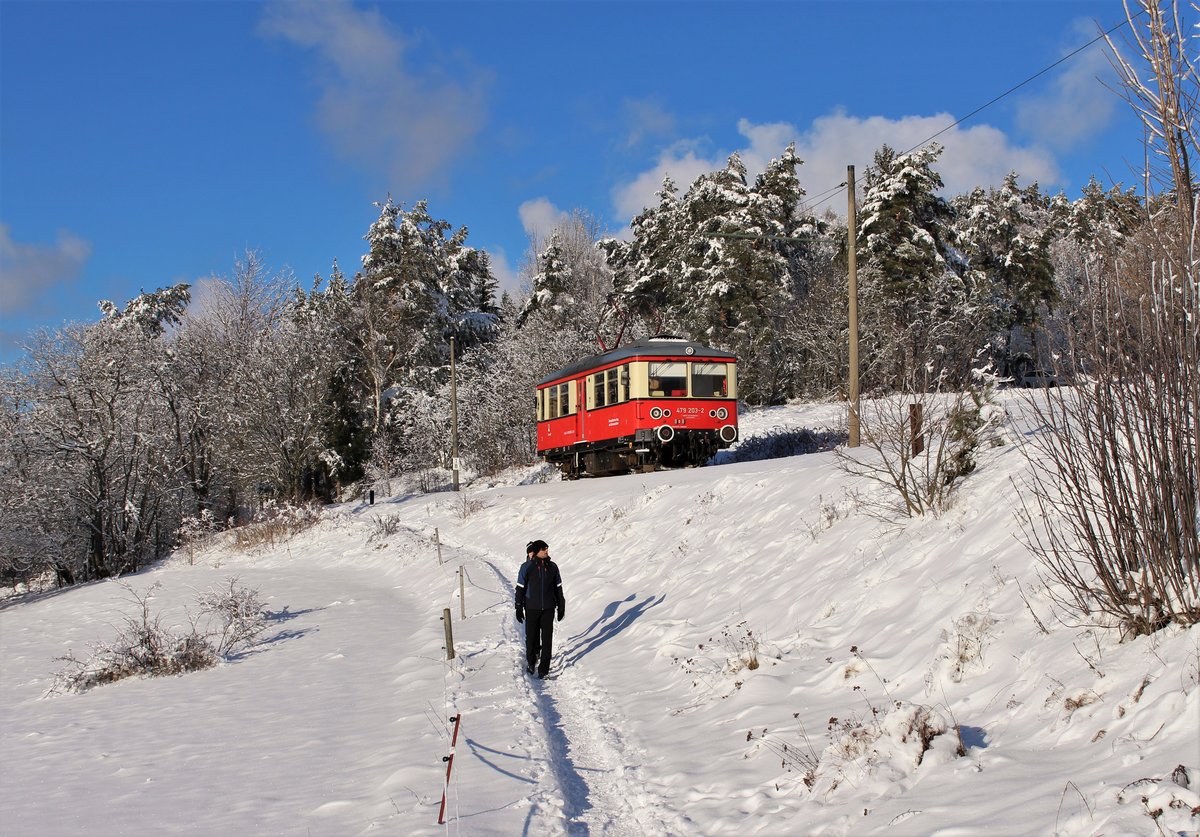 Am 10.01.21 wurde die Thüringer Bergbahn besucht. Es ging an die Flachstrecke Lichtenhain-Cursdorf. 479 203 hatte Dienst und ist bei Lichtenhain Richtung Cursdorf zu sehen.