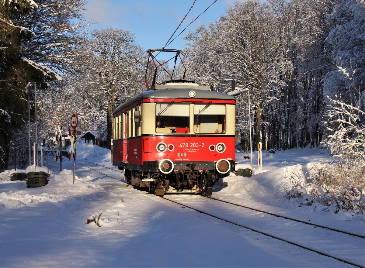 Am 10.01.21 wurde die Thüringer Bergbahn besucht. Es ging an die Flachstrecke Lichtenhain-Cursdorf. 479 203 hatte Dienst und ist in Oberweßbach-Dessbach Richtung Cursdorf zu sehen.