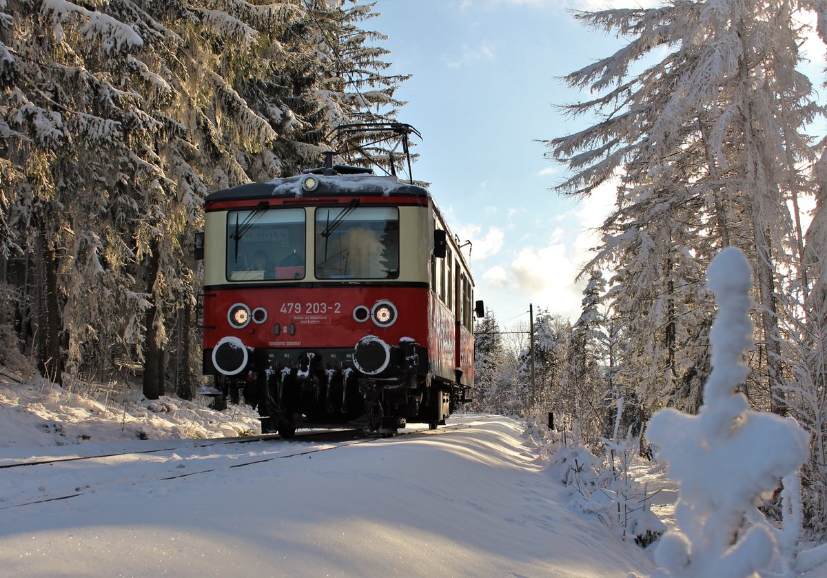 Am 10.01.21 wurde die Thüringer Bergbahn besucht. Es ging an die Flachstrecke Lichtenhain-Cursdorf. 479 203 hatte Dienst und ist bei Lichtenhain zu sehen von Cursdorf kommend.