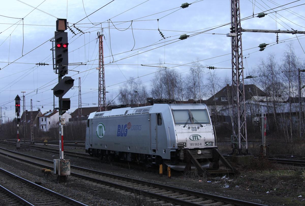 Am 10.02.2014 stand die 185562 der ITL und BLG Logistic auf dem Abstellgleis im
unteren Teil des Hauptbahnhof Osnabrück.