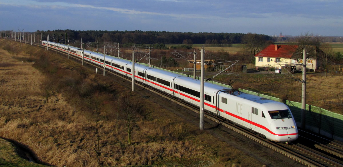 Am 10.02.2016 kam eine ICE2 Doppeltraktion auf der SFS Hannover - Berlin bei9 Stendal vorbei. Nächster Halt wird Berlin-Spandau sein.