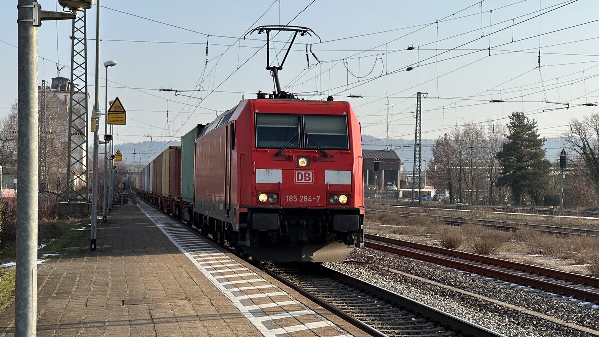Am 10.02.2023 war 185 284-7 mit einem Containerzug Richtung Nürnberg unterwegs.
Aufgenommen am Bahnhof Neumarkt