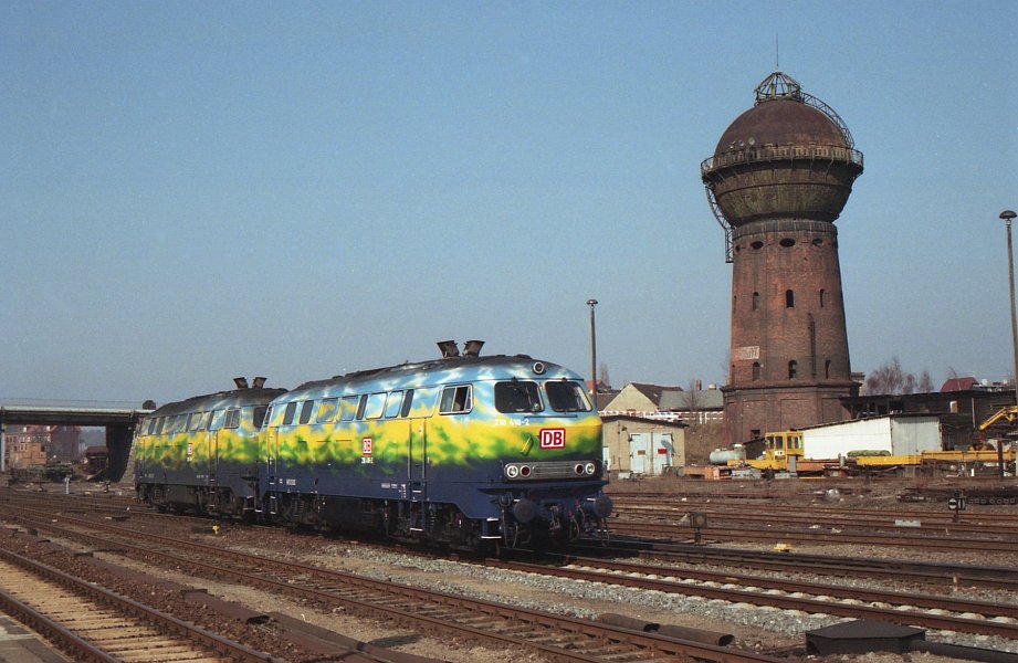 Am 10.03.1996 fuhr der Touristikzug der DB von Essen nach Wernigerode. Von Magdeburg bis Wernigerode waren die beiden farblich passenden 218 416 und 218 418 eingesetzt. In Halberstadt konnten die beiden Loks whrend des Umsetzens vor dem alten Wasserturm fotografiert werden.
