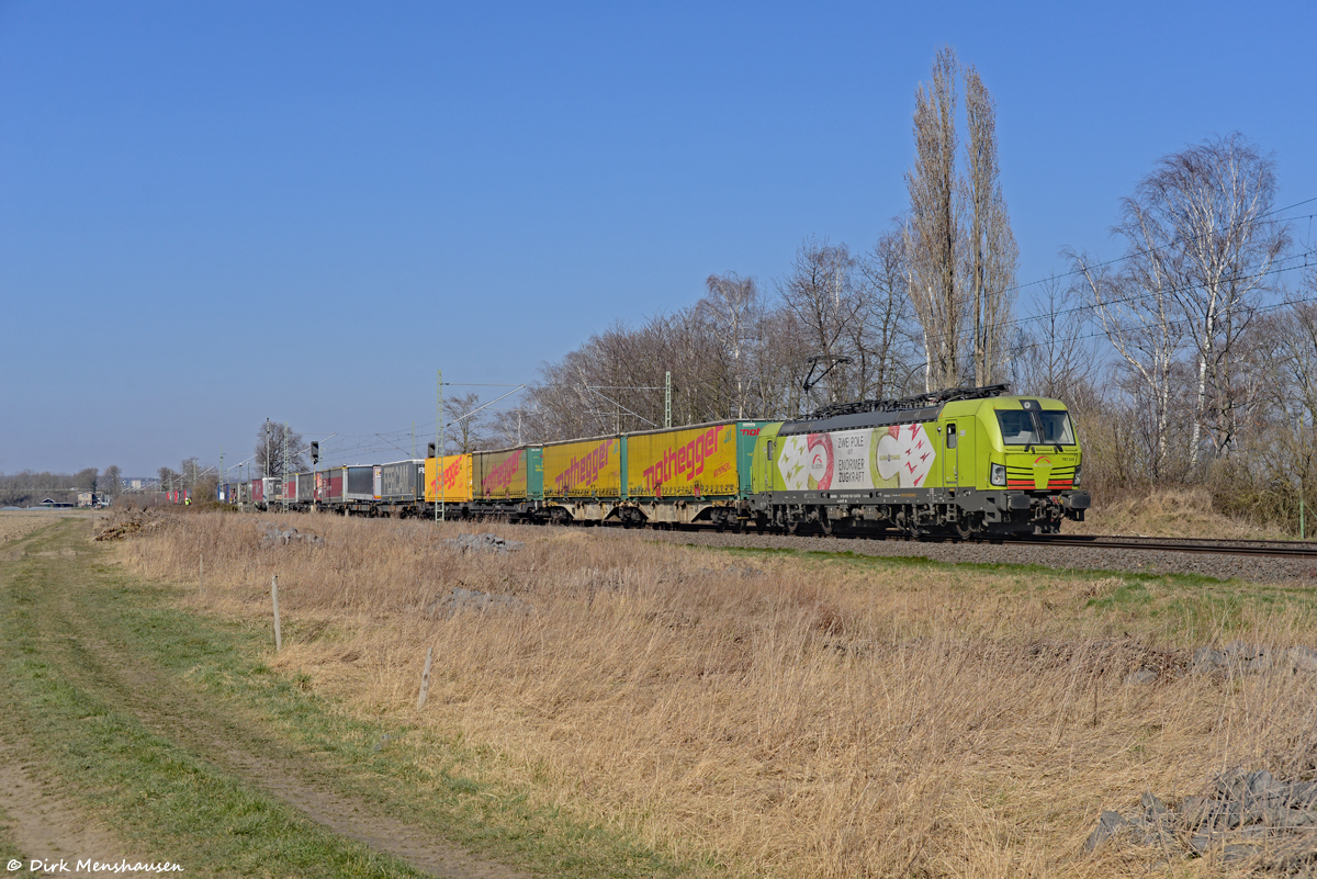 Am 10.03.2022 ist 193 550 (TX Logistik; Zwei Pole mit enormer Zugkraft) auf der linken Rheinstrecke bei Brühl in Richtung Süden unterwegs.