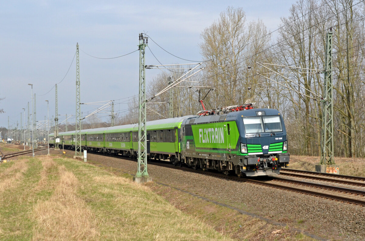 Am 10.03.24 war der FLX 1243 nach Basel mit mehr als einer Stunde Verspätung unterwegs. Hier rollt er, geführt vom ELL-Vectron 193 508, durch Muldenstein Richtung Halle(S). Graffitis am ersten Wagen hinter der Lok wurden entfernt.