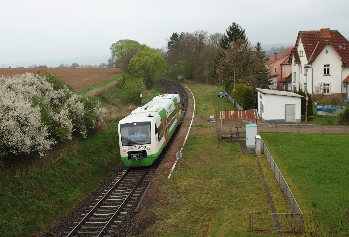Am 10.04.2014 verläßt VT 115 der Süd-Thüringen-Bahn Ettenhausen