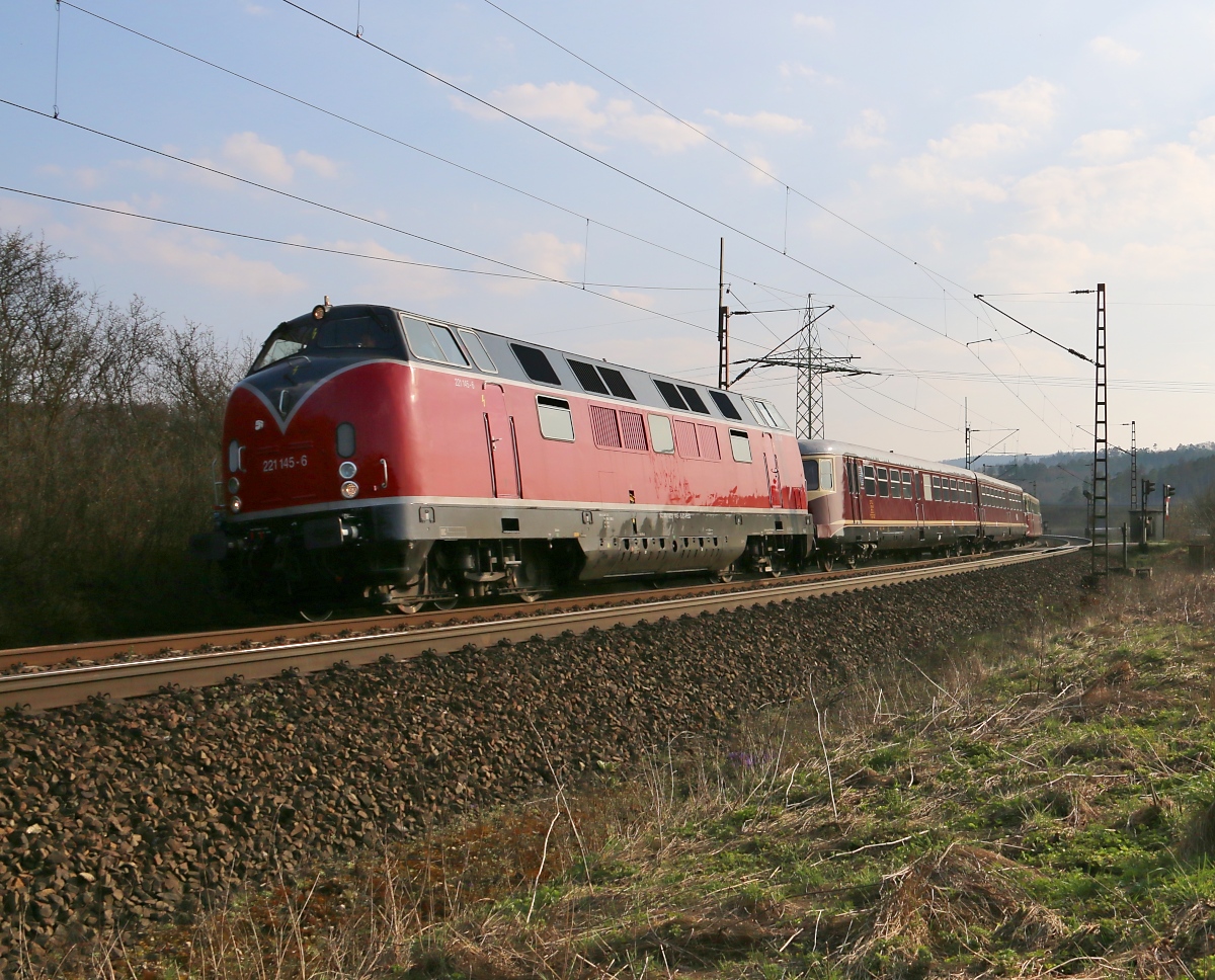Am 10.04.2015 überführte die 221 145-6 zwei luxemburgische Triebwagen in Richtung Norden. Aufgenommen zwischen Eichenberg und Friedland(HAN).