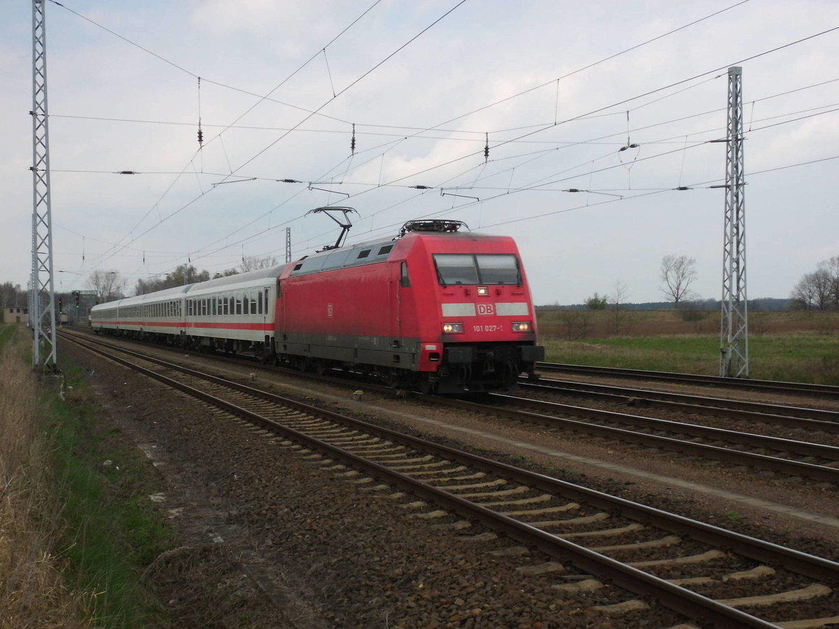 Am 10.04.2016 kam die 101 027 mit dem IC 2239 aus Richtung Wittenberge nach Borstel und fuhr weiter Richtung Magdeburg/Leipzig. 