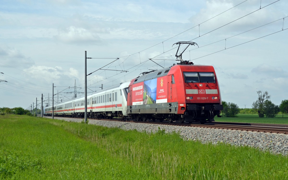 Am 10.05.14 wurde der IC 2048 auf der fahrt nach Köln mit zwei Werbeloks der Baureihe 101 gefahren. Während 101 029 den IC durch Braschwitz zog...