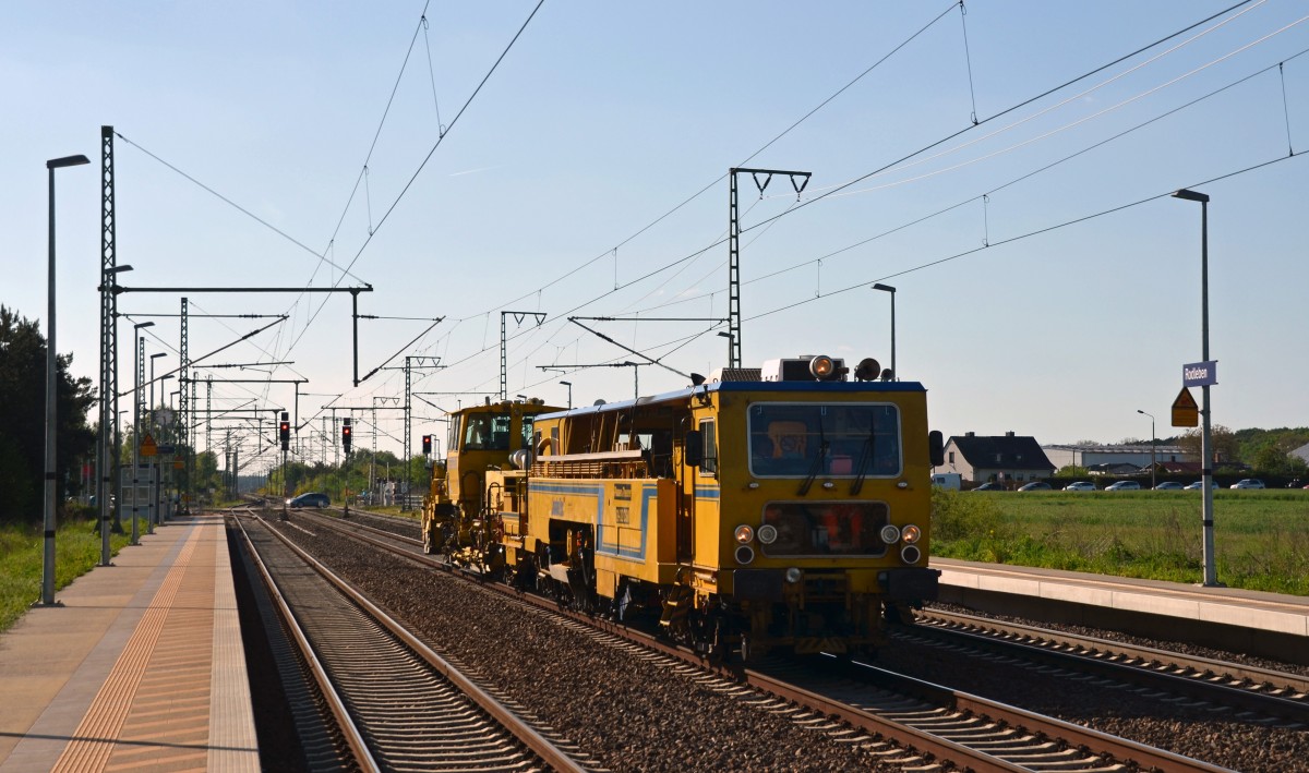 Am 10.05.15 rolltedieses Tandem aus Stopf- und Schotterprofiliermaschine durch Rodleben Richtung Wittenberg.