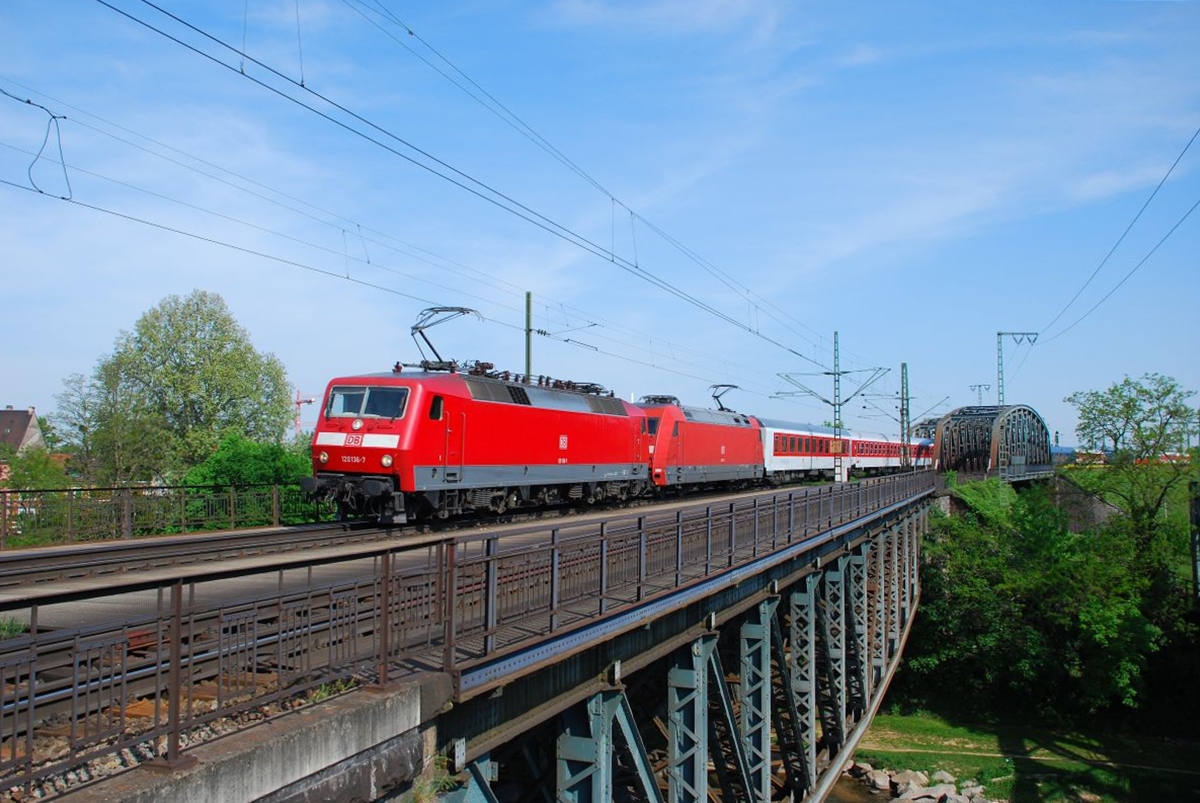 Am 10.05.2008 bespannten 120 136-7 zusammen mit 101 013-1 den EN 352 (Prag - Basel) auf dem Deutschen Abschnitt. Hier ist die Doppeltraktion bei der Einfahrt in den Endbahnhof zusehen.