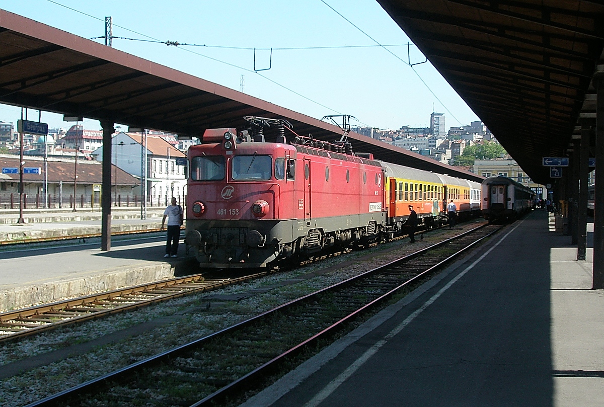 Am 10.05.2009 steht die 461-153 der ZS (Zelesnice Srbije) abfahrbereit vor dem D 431 nach Bar/Montenegro im ehemaligen Hauptbahnhof von Belgrad. Mit der vollständigen Inbetriebnahme des neuen Bahnhofs Beograd Centar am 01.07.2018 wurde der 1884 eröffnete Bahnhof stillgelegt. 