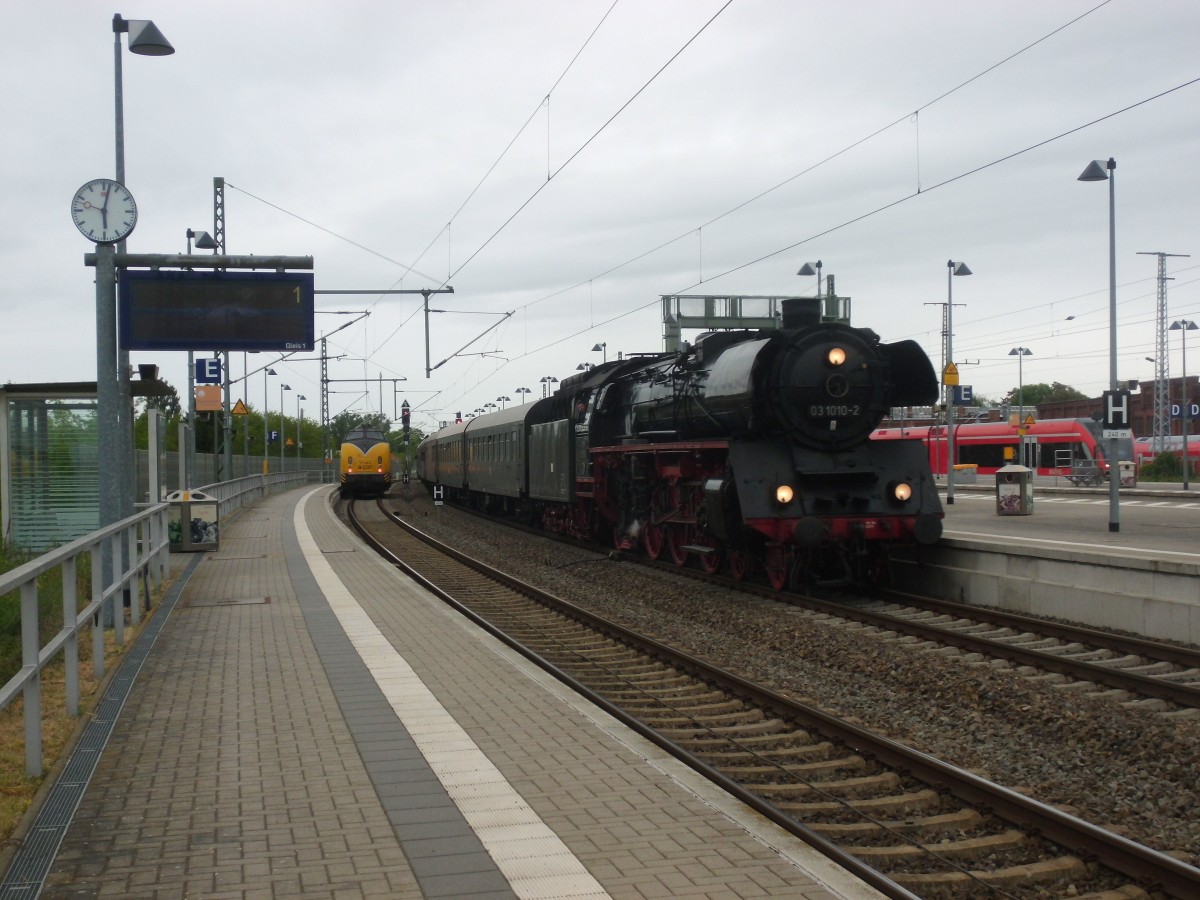 Am 10.05.2014 kam 03 1010 mit ihrem SDZ 79791 aus Schwerin nach Wittenberge.
Nach kurzem Check von Stangen und Lager ging es weiter nach Berlin. 