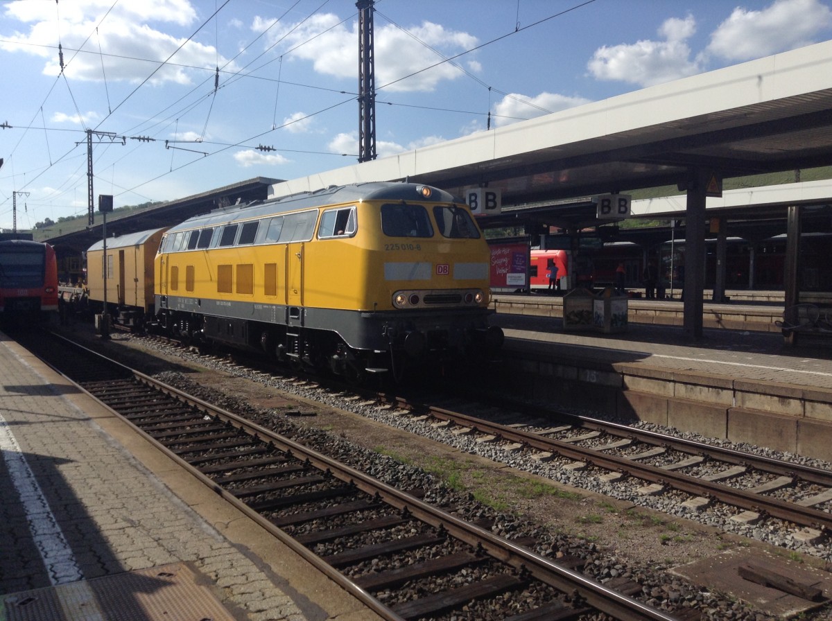 Am 10.05.2015 ist eine Br. 225 durch Würzburg Hbf durchgefahren in Richtung Treuchtlingen.