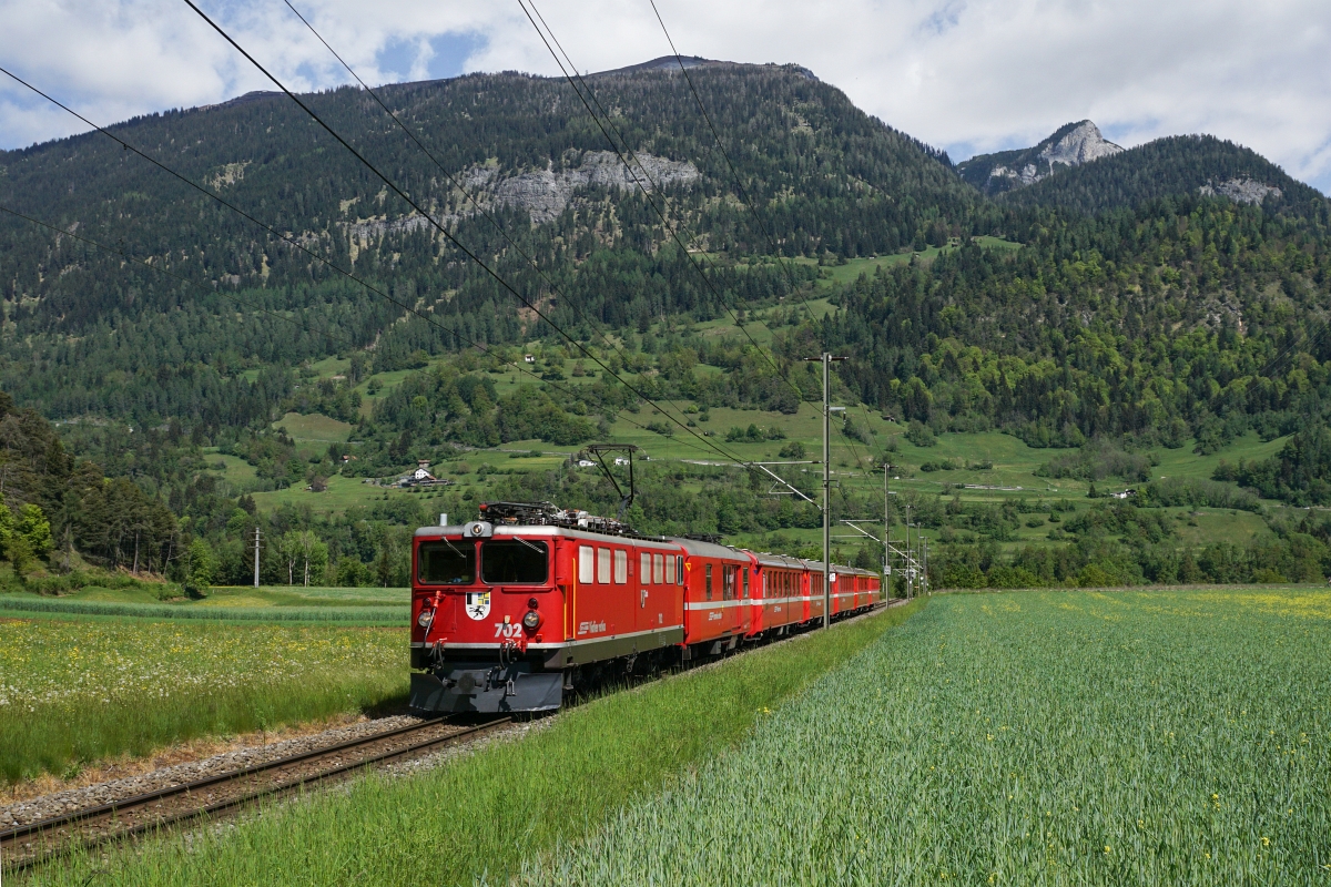 Am 10.05.2015 wurde ein Umlauf des RE Chur-St. Moritz mit der Ge 6/6 II 702 geführt. Ich konnte die Lok mit dem RE 1133 bei Bonaduz bildlich festhalten.