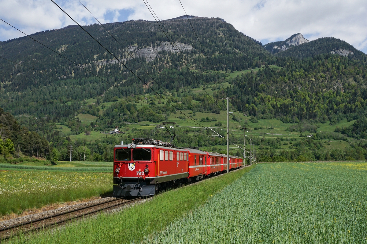 Am 10.05.2015 wurde ein Umlauf des RE Chur-St. Moritz mit der Ge 6/6 II 702 geführt. Ich konnte die Lok mit dem RE 1133 bei Bonaduz bildlich festhalten.