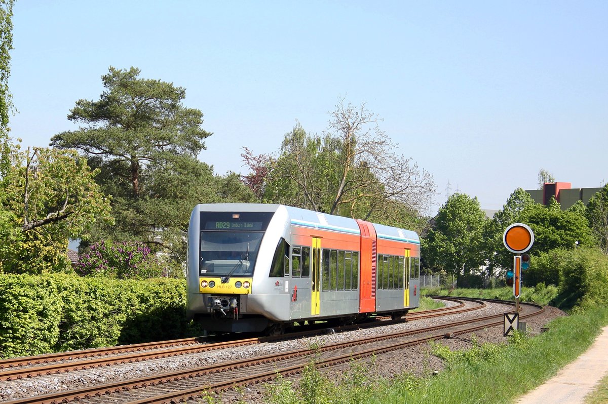 Am 10.05.2017 fährt RB 61517 nach Limburg(Lahn) am Vorsignal des ESig Bahnhof Staffel vorbei. Leider sind die GTWs der HLB auf dieser Linie sehr schwach ausgelastet, was unter anderem an den langen Fahrzeiten liegt.