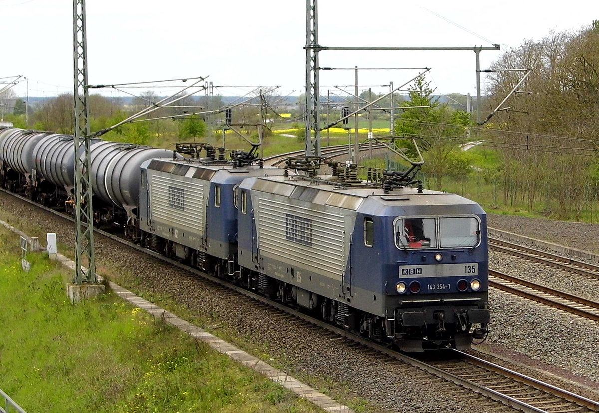 Am 10.05.2017 kamen die 143 254-1 und die 143 638-5 von der RBH Logistics GmbH, aus Richtung Salzwedel nach Stendal .