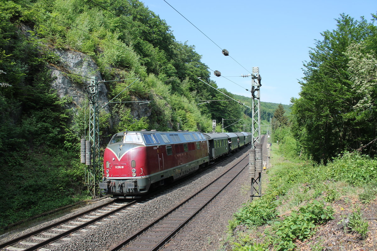 Am 10.05.2018 war die 270.10 ehem. 221 124 mit einem Sonderzug von Veitshöchheim nach Saal an der Donau unterwegs. Hier befindet sie sich kurz vor der Einfahrt von Eichstätt Bahnhof im schönen Altmühltal.