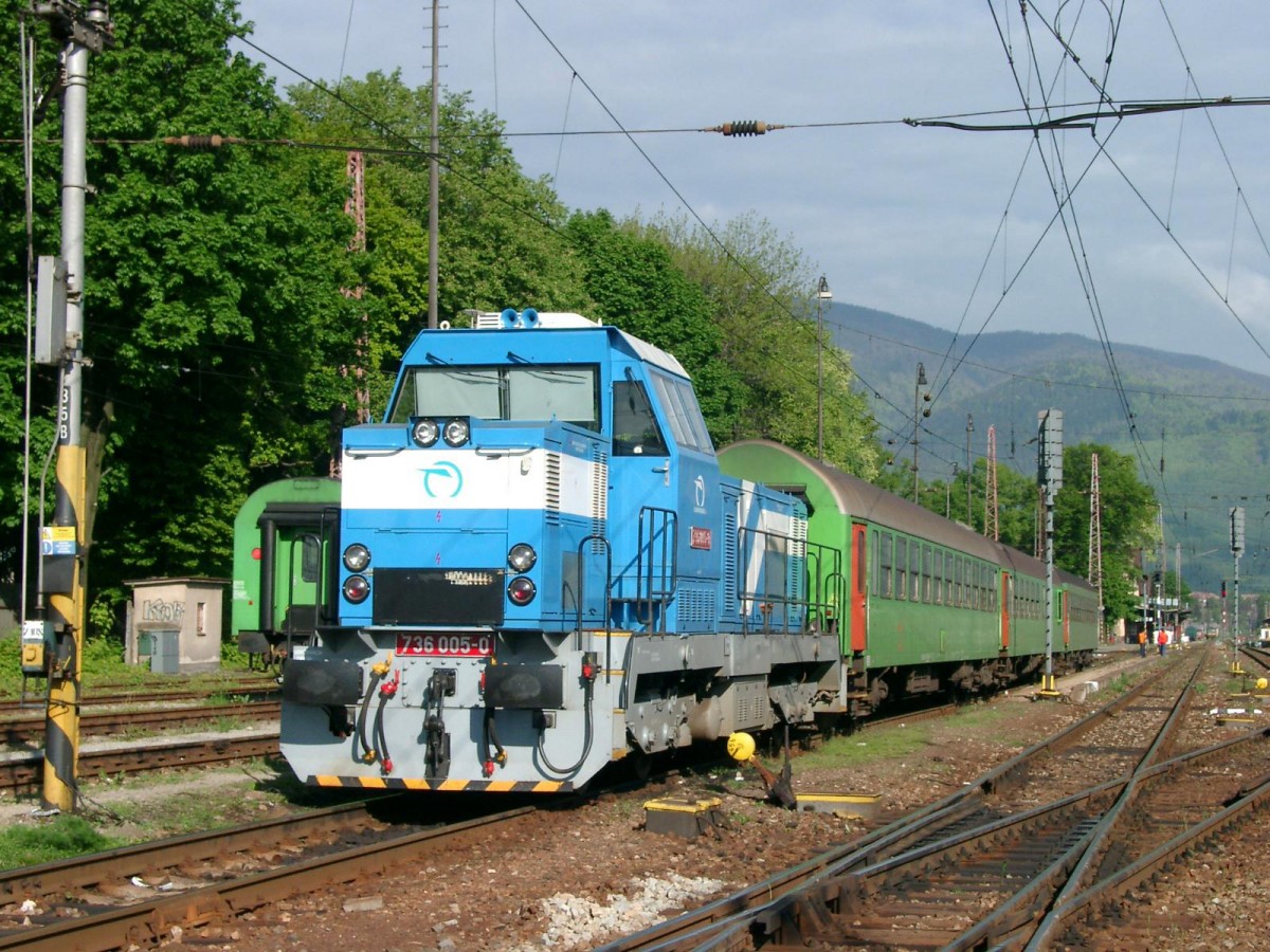 Am 10.06.2004 stand die modifizierte 736005 vor einer Os Garnitur im Bahnhof
Vrutky abgestellt.