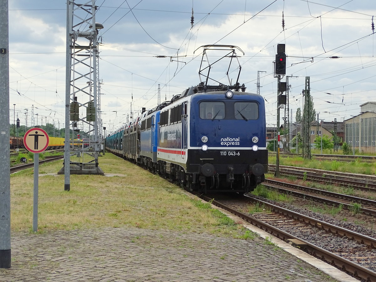 Am 10.06.2017 kam die 110 043(110 511)&140 041(140 810) mit einem Autozug aus Richtung Wittenberge nach Stendal und fuhr weiter in Richtung Magdeburg.