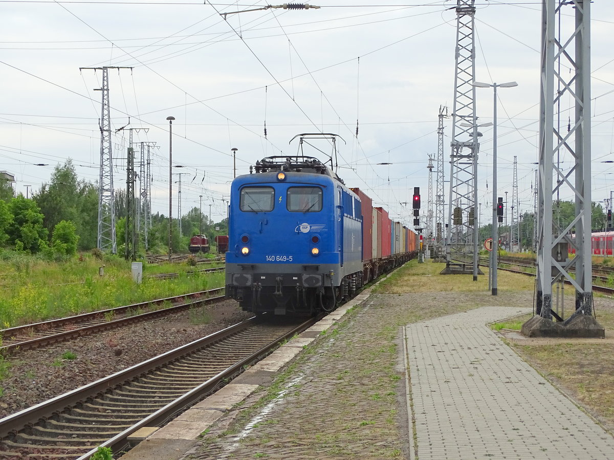 Am 10.06.2017 kam 140 649 mit einem Containerzug aus Richtung Uelzen nach Stendal und fuhr weiter in Richtung Magdeburg. 