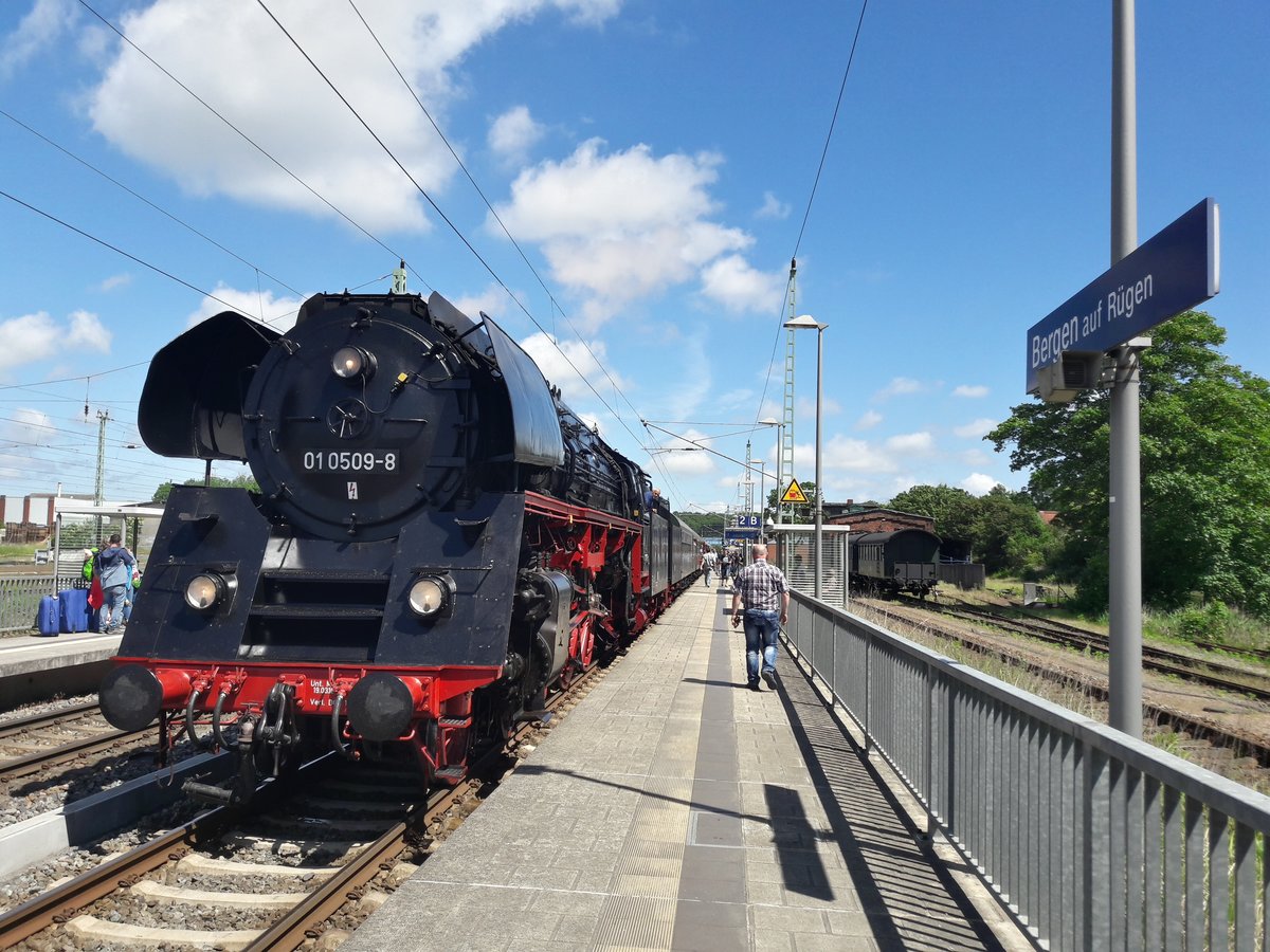 Am 10.06.2017 stand 01 0509 im Bahnhof Bergen auf Rügen. 01 0509 ist zusammen mit 118 770 zum alljährlichen Bahnhofsfest von Leipzig nach Putbus gefahren. 