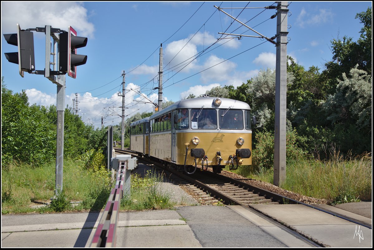 Am 10.06.2017 veranstaltete der VEF eine Sonderfahrt mit dem goldenen Schienenbus der NÖVOG quer durch Wien und weiter nach Michelhausen. Hier zu sehen ist der Zug auf der Wiener Verbindungsbahn  zwischen Wien-Freudenau und Kaiserebersdorf.