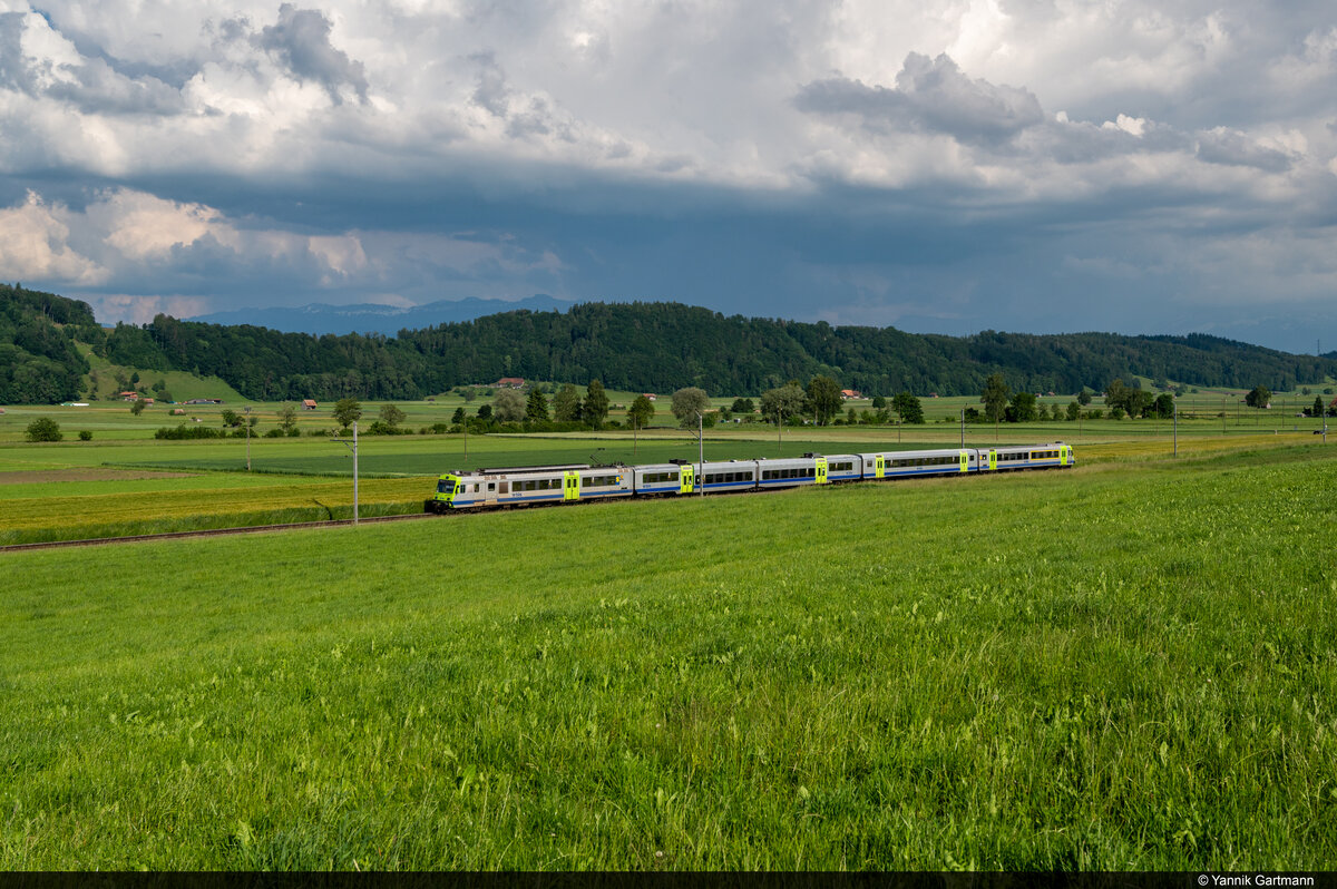 Am 10.06.2021 ist BLS RBDe 565 741 unterwegs als S4 15462 von Langnau i.E. nach Thun und konnte hier bei Kirchenthurnen aufgenommen werden.