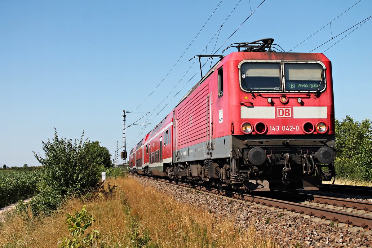 Am 10.07.2015 bespannte die Freiburger 143 042-0 die HVZ-Verstärker RB (Freiburg (Brsg) Hbf - Neuenburg (Baden)), als sie bei Hügelheim in Kürze in ihren vorletzten Zwischenhalt in Müllheim (Baden) einfuhr.