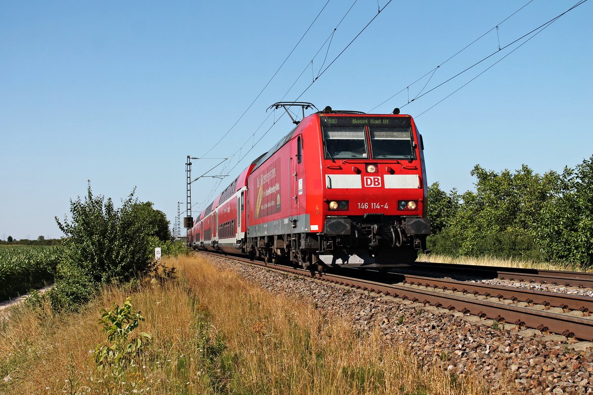 Am 10.07.2015 bespannte die Freiburger 146 114-4  Baden Württemberg erfahren  einen RE (Offenburg - Basel Bad Bf), als sie bei Hügelheim in Kürze in ihren nächsten Zwischenhalt in Müllheim (Baden) einfuhr.