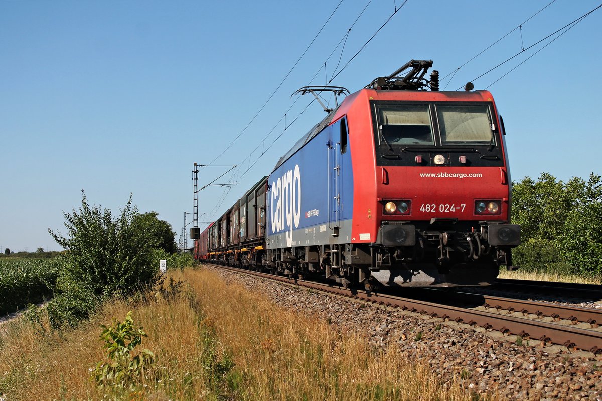 Am 10.07.2015 bespannte Re 482 024-7 den DGS 48621 (Göttingen Gbf - Muttenz), als sie bei Hügelheim auf dem Weg in Richtung Zielbahnhof war.